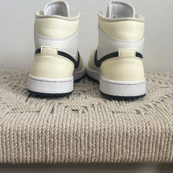2022 Air Jordan 1 Mid Coconut Milk Women's. - Picture 5 of 9